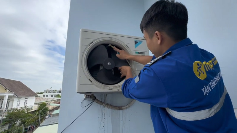 Xịt rửa dàn nóng theo tình trạng thực tế, giúp tăng hiệu quả tản nhiệt và giảm tải máy nén