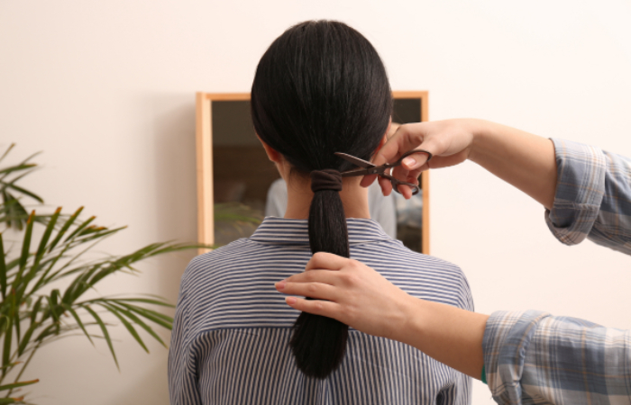 Độ dài tối thiểu được tính từ phần dây thun buộc cho đến ngọn tóc.