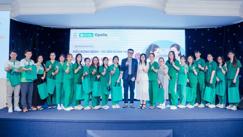 Dược sĩ An Khang nhận quà sau khi trả lời chính xác câu hỏi của chương trình Dược sĩ An Khang nhận quà sau khi trả lời chính xác câu hỏi của chương trình