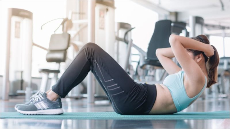 Sai lầm dễ mắc phải khi gập bụng là không giữ lưng thẳng