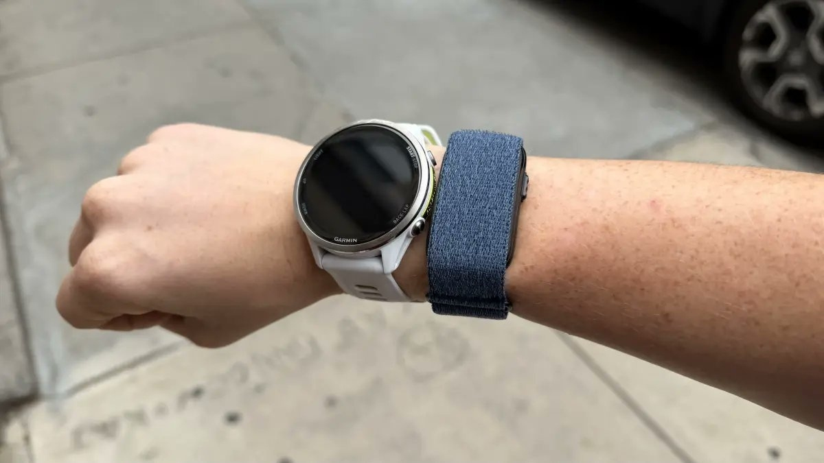 Thiết kế không màn hình so với smartwatch truyền thống Thiết kế không màn hình so với smartwatch truyền thống