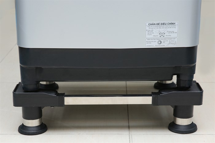 Điều chỉnh chân đế cân bằng để thiết bị hoạt động ổn định, giảm rung lắc