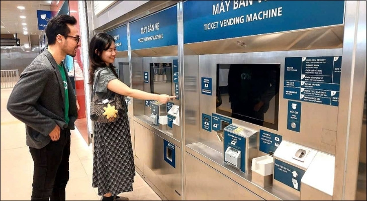 Tại mỗi sảnh nhà ga, bạn sẽ dễ dàng tìm thấy các máy bán vé tự động với giao diện song ngữ Việt - Anh