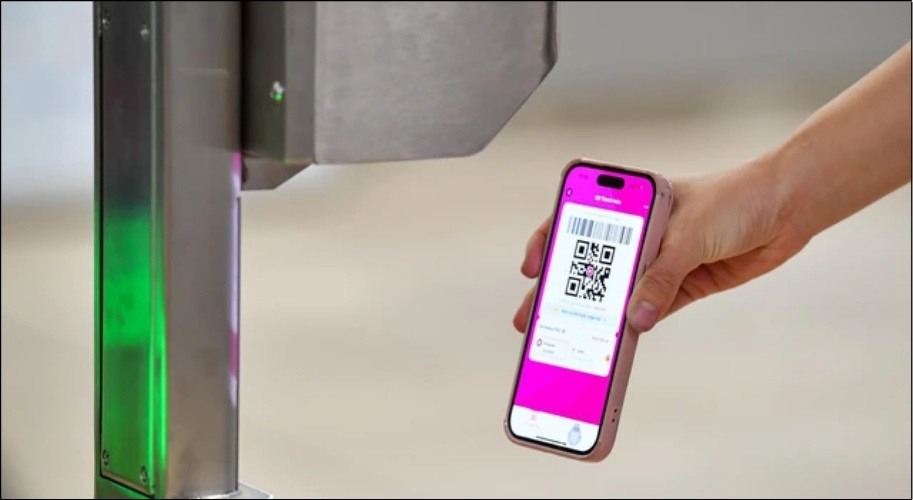 Quét mã QR hiển thị trên màn hình của cổng soát vé tự động (AFC) tại ga đi