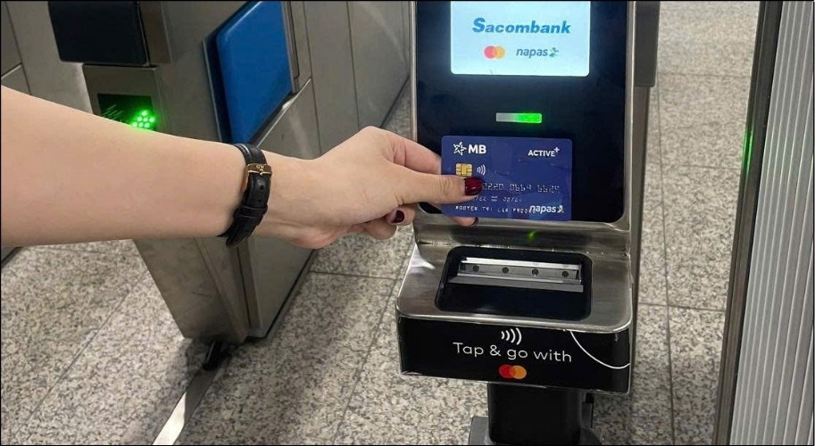 Bạn có thể dùng thẻ ATM (Napas) hoặc thẻ quốc tế (Visa, Mastercard, JCB) để thanh toán vé metro