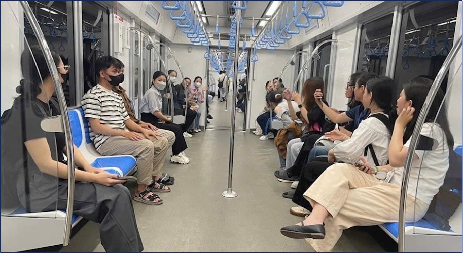 Sử dụng tàu điện giúp bạn tránh xa khói bụi, mưa nắng và cảm giác mệt mỏi khi phải tự cầm lái