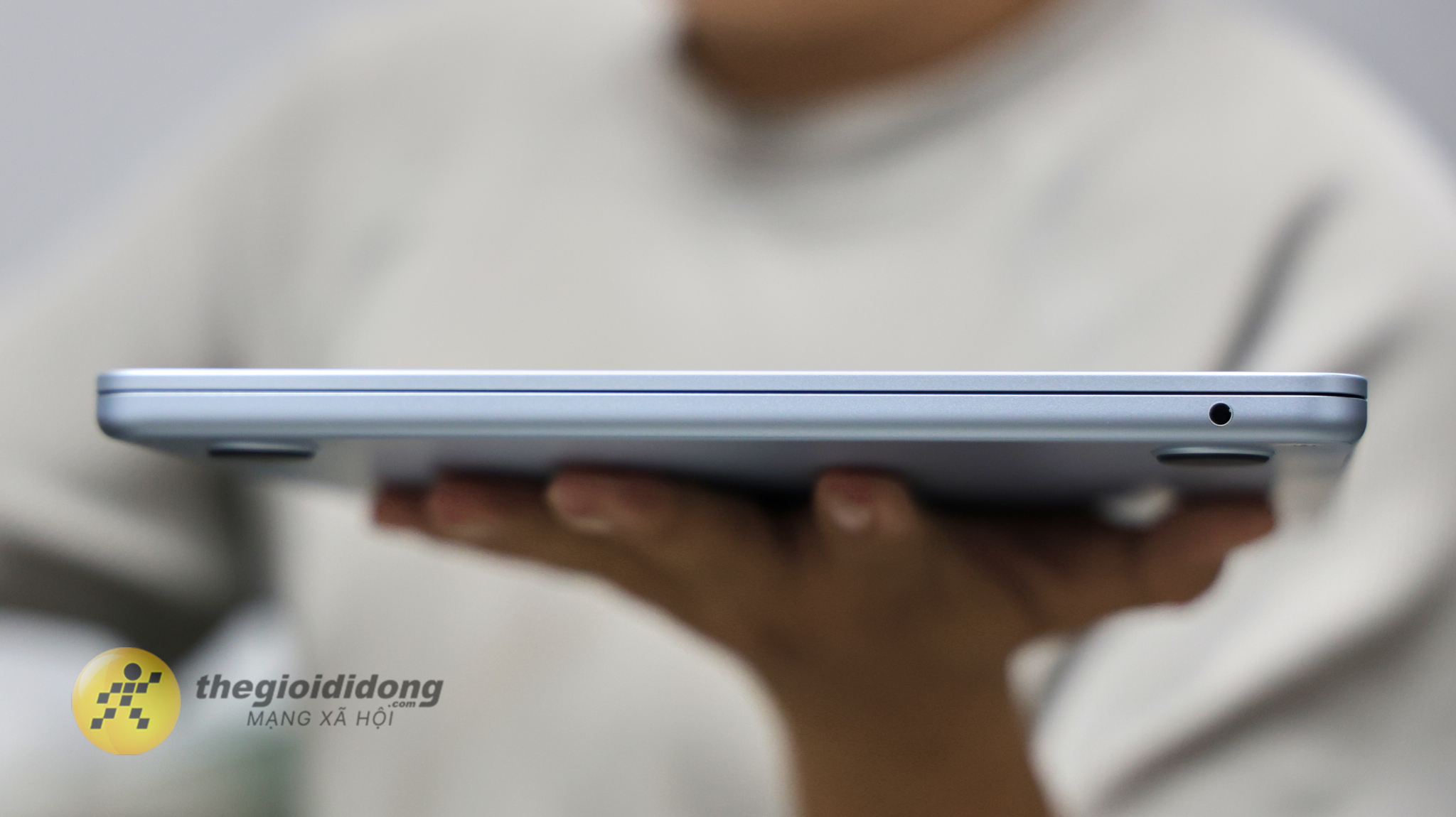 (Hình ảnh thực tế độ mỏng nhẹ của MacBook) (Hình ảnh thực tế độ mỏng nhẹ của MacBook)