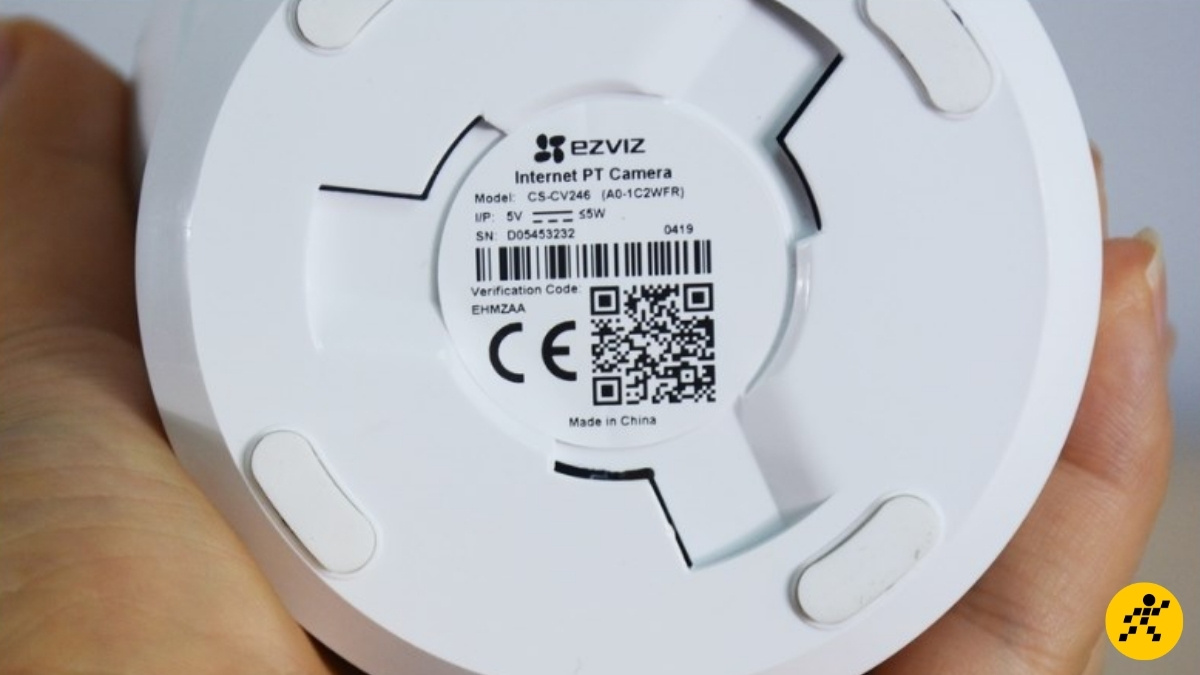 Quét mã QR Code được in dưới đế camera Quét mã QR Code được in dưới đế camera