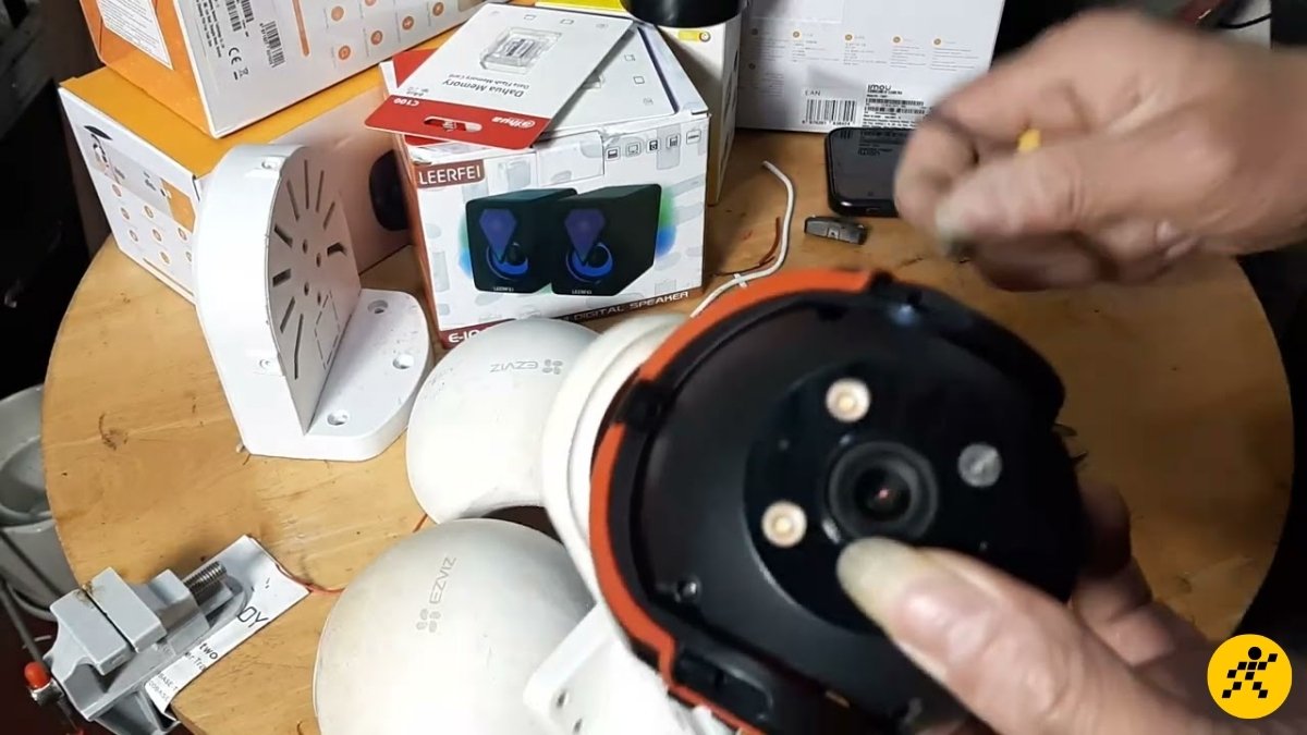 Tháo camera để vệ sinh và bảo trì ống kính định kỳ Tháo camera để vệ sinh và bảo trì ống kính định kỳ