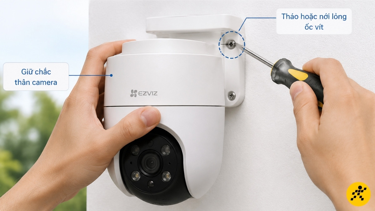 Dùng một tay giữ chắc thân camera, tay còn lại dùng tua vít tháo Dùng một tay giữ chắc thân camera, tay còn lại dùng tua vít tháo
