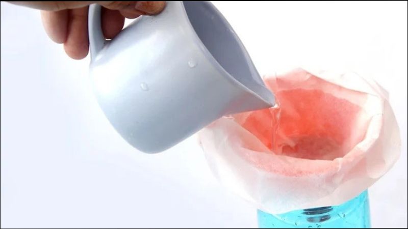 Dùng vải sạch là cách xử lý nước khi không có phèn chua