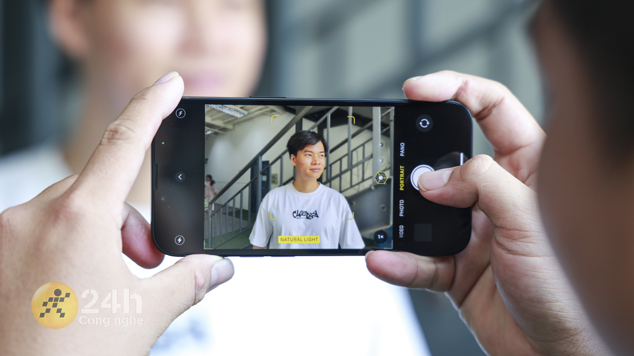 iPhone 16e được trang bị hệ thống camera 2 trong 1 hoàn toàn mới. iPhone 16e được trang bị hệ thống camera 2 trong 1 hoàn toàn mới.