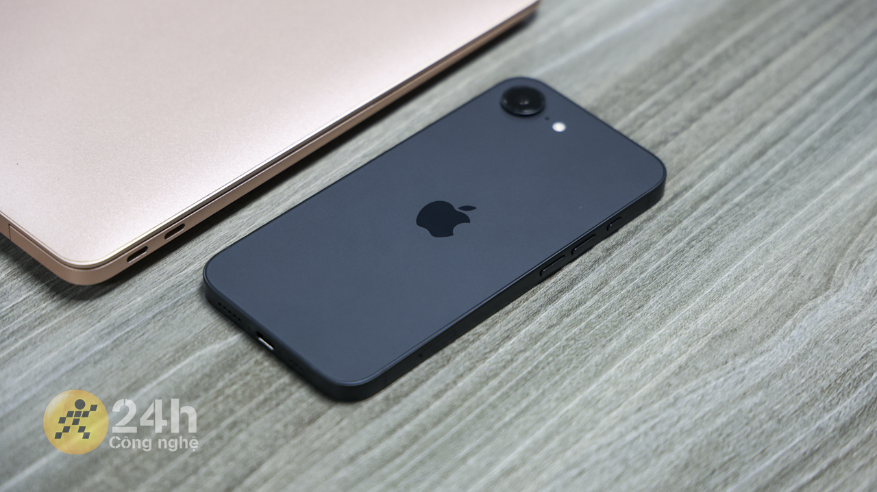Cung cấp sức mạnh cho iPhone 16e là vi xử lý Apple A18 đầy mạnh mẽ. Cung cấp sức mạnh cho iPhone 16e là vi xử lý Apple A18 đầy mạnh mẽ.