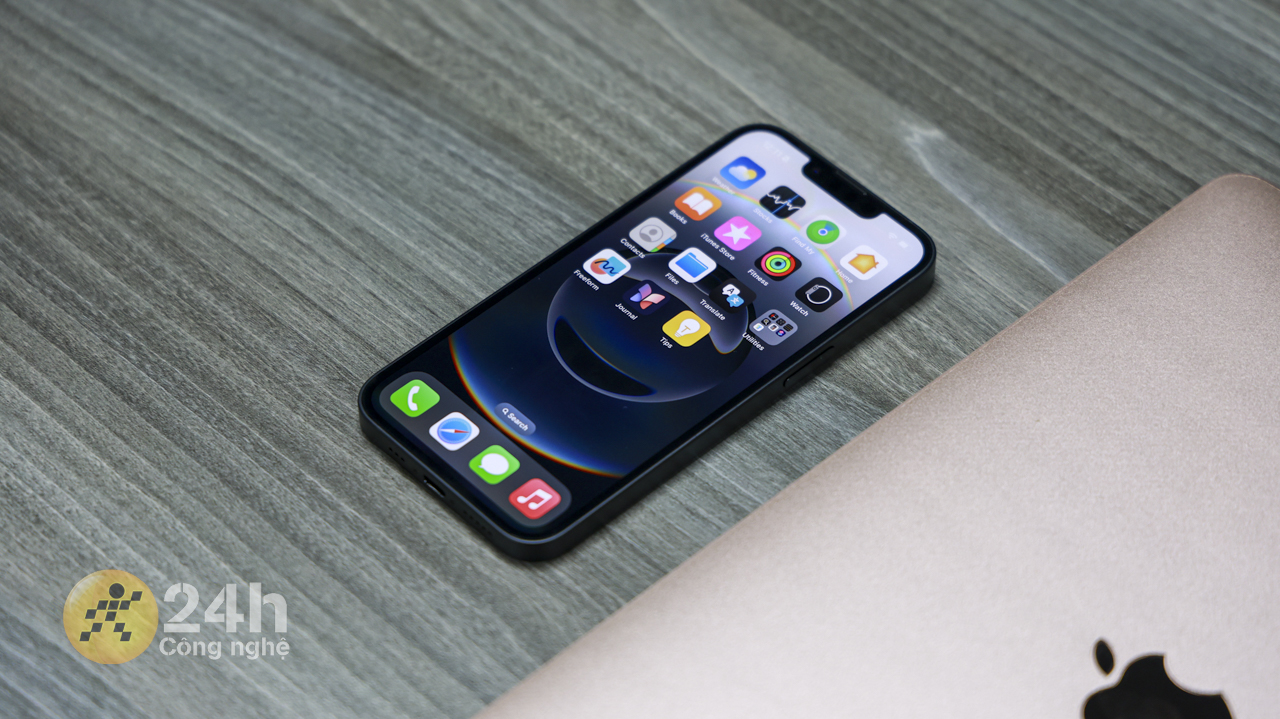Ở mặt trước của iPhone 16e là cụm camera True Depth. Ở mặt trước của iPhone 16e là cụm camera True Depth.