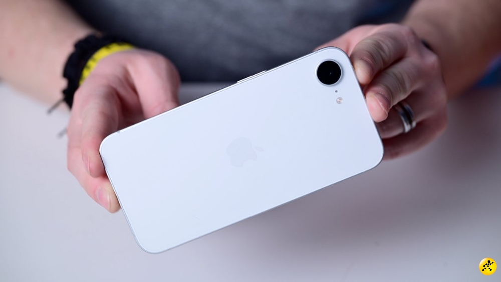 iPhone 16e m&agrave;u Trắng