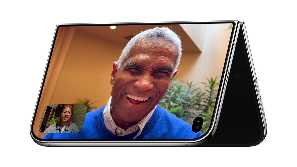 Camera FaceTime ƒ/1.8 ẩn dưới màn hình trong nên khung hình 7,6 inch không bị khoét Camera FaceTime ƒ/1.8 ẩn dưới màn hình trong nên khung hình 7,6 inch không bị khoét