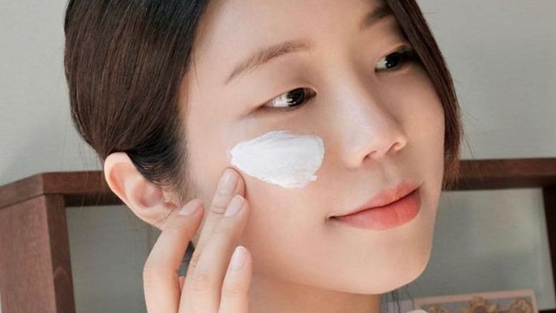 Bạn cần bôi kem chống nắng đầy đủ khi điều trị isotretinoin để tránh cháy nắng