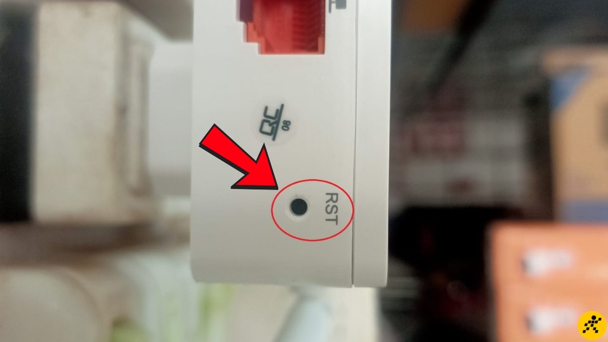 Dùng tăm hoặc que chọc sim nhấn giữ nút RST khoảng 5 - 10 giây Dùng tăm hoặc que chọc sim nhấn giữ nút RST khoảng 5 - 10 giây