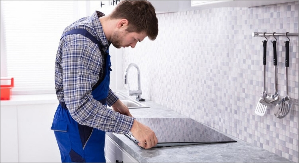 Khi phát hiện mặt kính bếp từ gặp sự cố, bạn nên nhanh chóng liên hệ với kỹ thuật viên để được hỗ trợ kịp thời