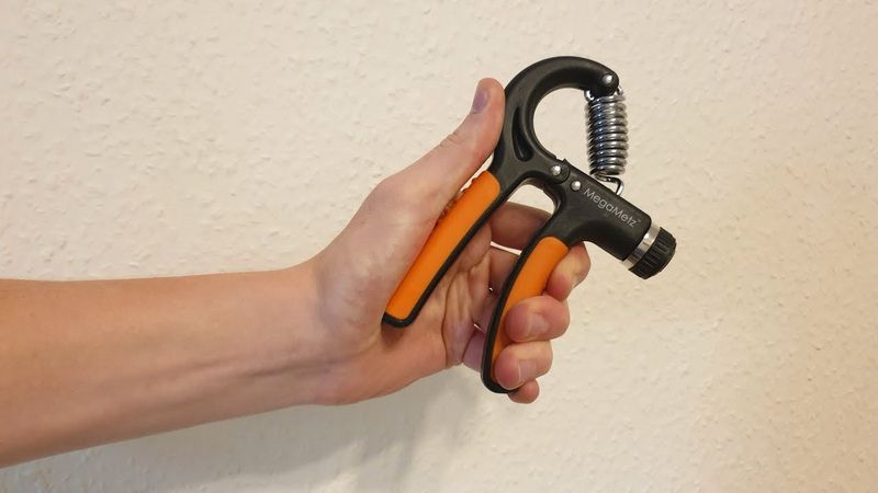 Bạn có thể nắm 2 càng của kìm và bóp chặt vào trong để tập luyện