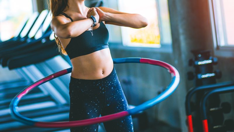 Kết hợp lắc vòng với squat giúp tăng cường sức mạnh của cơ đùi, mông và bụng