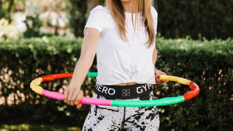 Bạn có thể tập lắc vòng ngay tại nhà mà không cần đến phòng gym