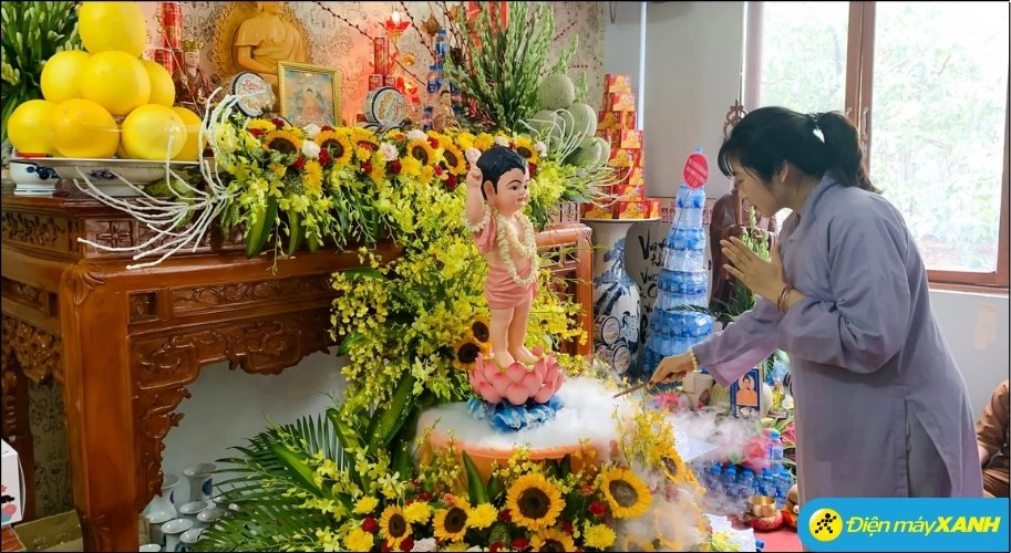 Nghi thức tắm Phật (Mộc dục) là hoạt động quan trọng nhất, nơi Phật tử dùng nước thơm tưới lên tượng Phật sơ sinh