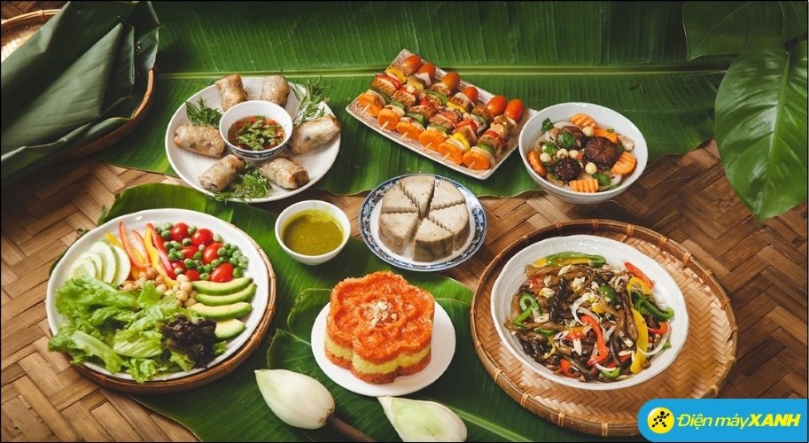 Thực đơn 4 món cơ bản gồm Nem chay rán giòn, Canh nấm hạt sen, Chả lụa chay kho tiêu và Rau củ luộc thập cẩm