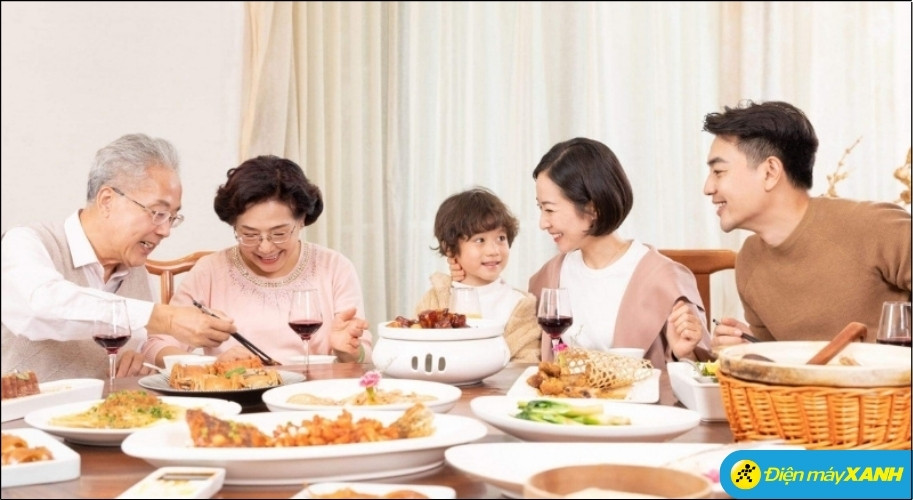 Một bữa cơm chay thanh tịnh hay một mâm cỗ mặn dâng lên tổ tiên do chính tay con cái chuẩn bị sẽ mang lại niềm vui lớn cho cha mẹ