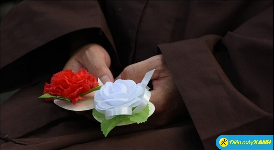 Một trong những hình ảnh xúc động nhất trong ngày Vu Lan là nghi thức cài hoa hồng lên ngực áo