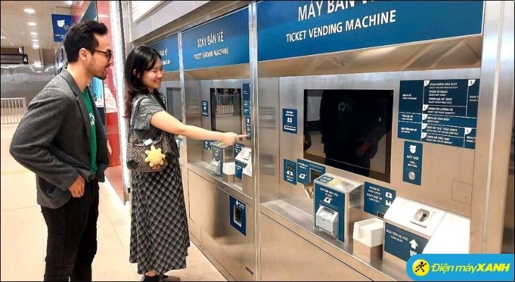 Hành khách có thể mua vé trực tiếp tại các máy bán vé tự động được đặt tại sảnh chờ của mỗi nhà ga. Hành khách có thể mua vé trực tiếp tại các máy bán vé tự động được đặt tại sảnh chờ của mỗi nhà ga.