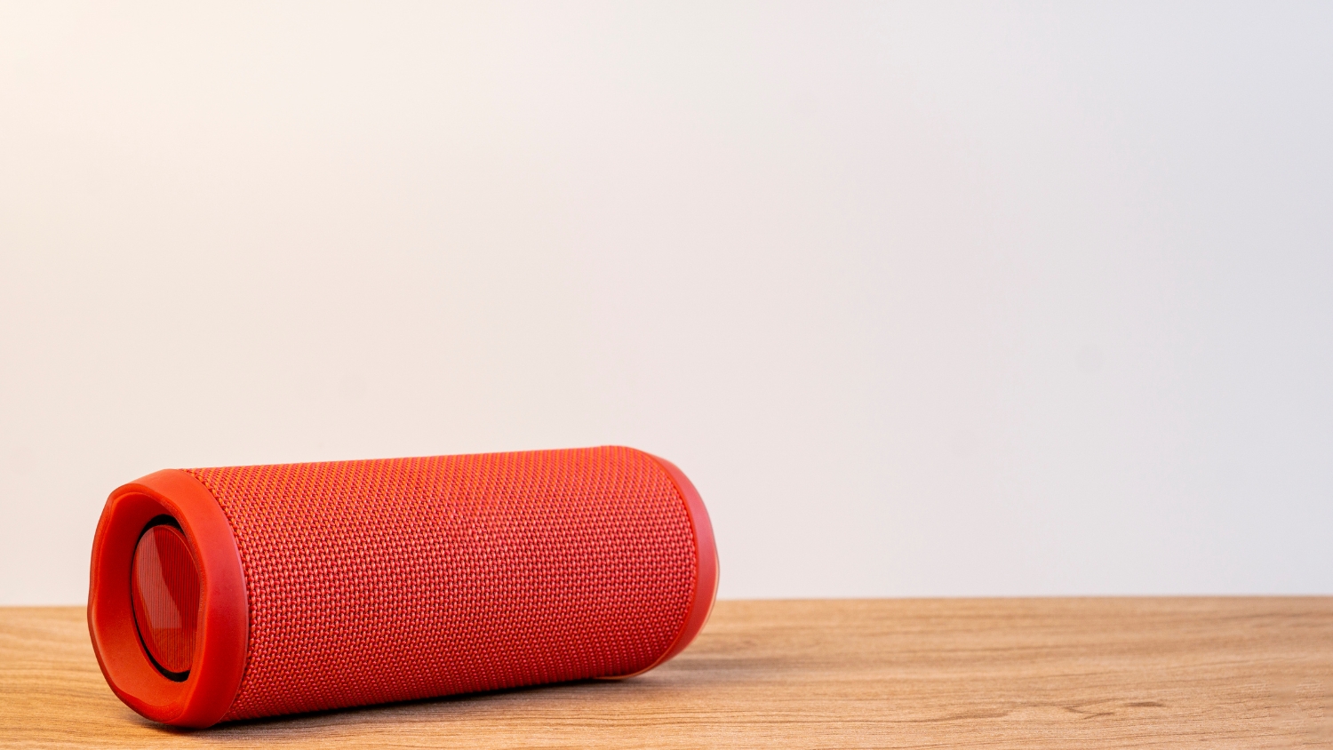 Loa là thiết bị âm thanh có nhiệm vụ phát ra âm thanh