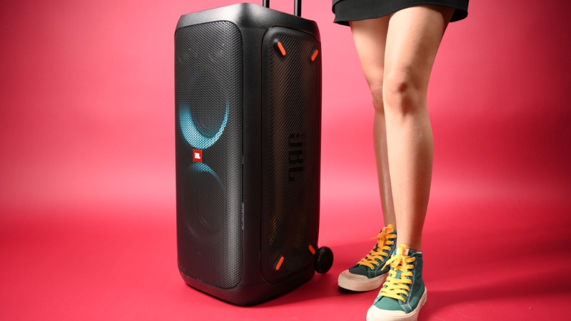 PartyBox 310 là phiên bản bàn tiệc của JBL, công suất 240W