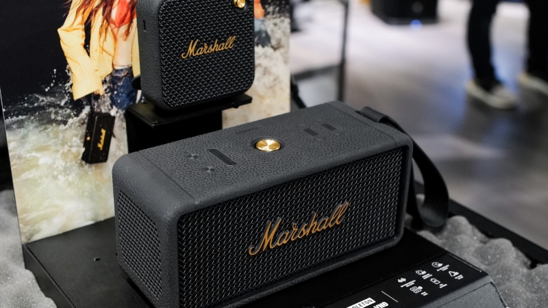 Loa Marshall Middleton là loa Bluetooth di động phong cách retro