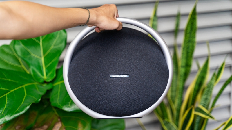 Loa Harman Kardon Onyx Studio 8 là loa Bluetooth di động cao cấp với công suất 50W