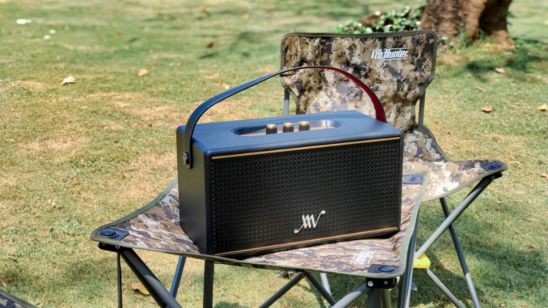 Loa Alpha Works có thiết kế hiện đại, trẻ trung và âm thanh bass mạnh mẽ