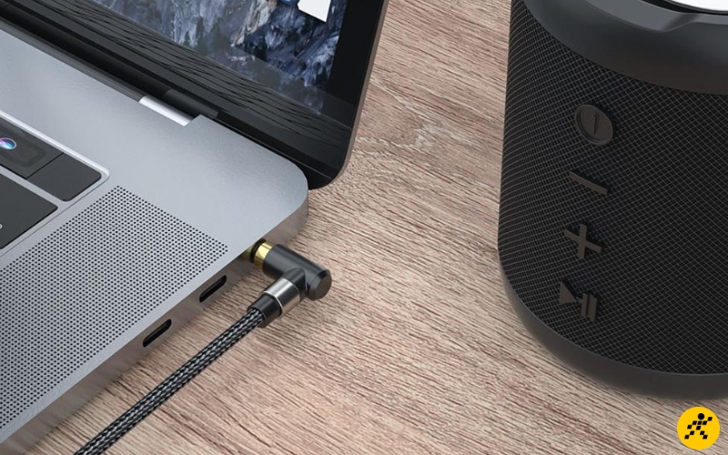 Cắm tai nghe vào jack AUDIO AUX để kiểm tra độ rè laptop Cắm tai nghe vào jack AUDIO AUX để kiểm tra độ rè laptop