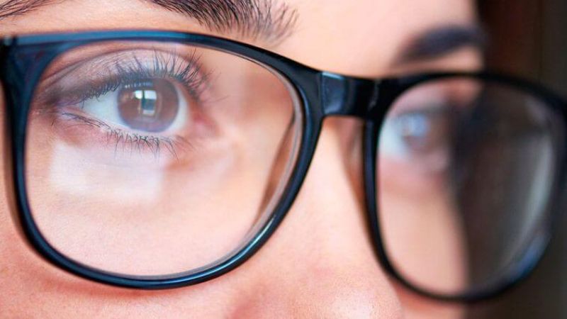 Đeo kính thuốc là biện pháp giúp chữa loạn thị kết hợp với cận thị