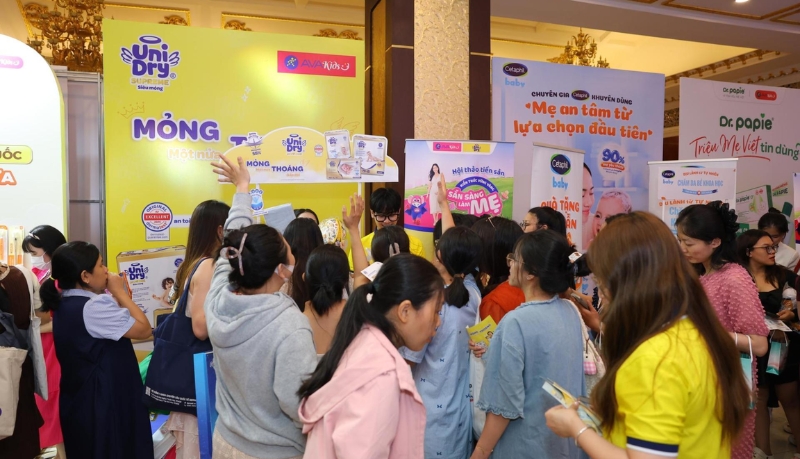 Hàng trăm mẹ bầu Bình Dương cùng gia đình đã nhiệt tình tham gia chương trình Hàng trăm mẹ bầu Bình Dương cùng gia đình đã nhiệt tình tham gia chương trình