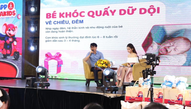 Các mẹ chăm chú lắng nghe những chia sẻ hữu ích từ chuyên gia Các mẹ chăm chú lắng nghe những chia sẻ hữu ích từ chuyên gia