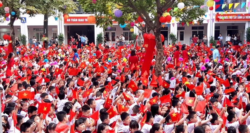 Hình ảnh học sinh chào đón năm học mới