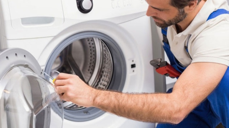 Hãy tuân thủ nguyên tắc an toàn: ngắt điện và khóa nước trước khi kiểm tra.