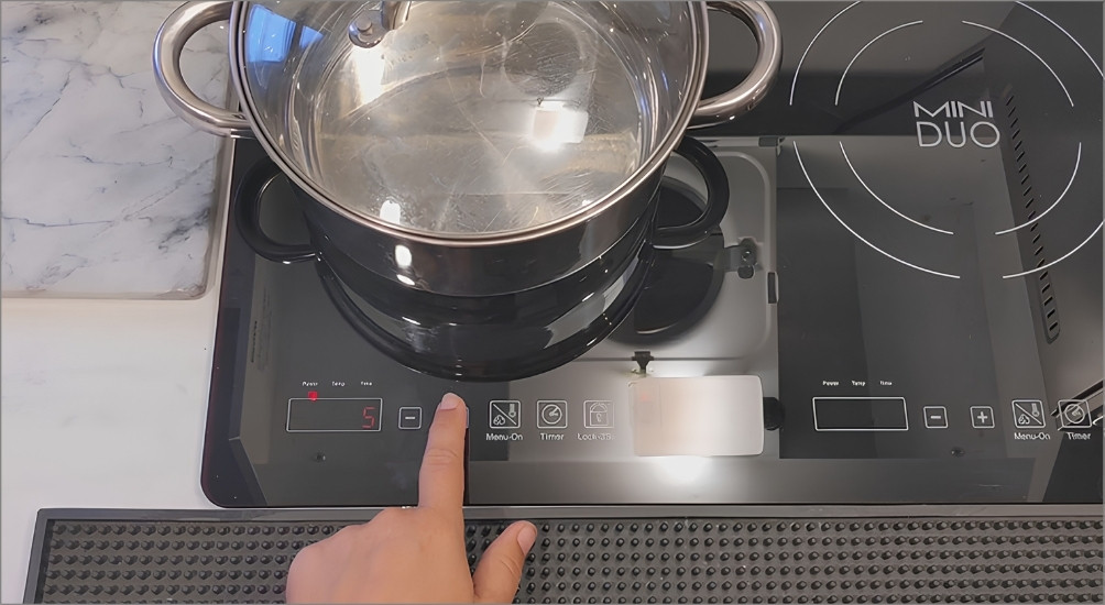 Sau khi bếp đã nguội hoàn toàn (khoảng 20 - 30 phút), bạn hãy rút phích cắm điện ra rồi cắm lại