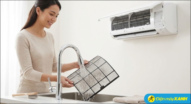 Tháo 2 tấm lưới lọc bụi ra ngoài, mang đi rửa sạch dưới vòi nước, để khô ráo rồi lắp lại vị trí cũ Tháo 2 tấm lưới lọc bụi ra ngoài, mang đi rửa sạch dưới vòi nước, để khô ráo rồi lắp lại vị trí cũ