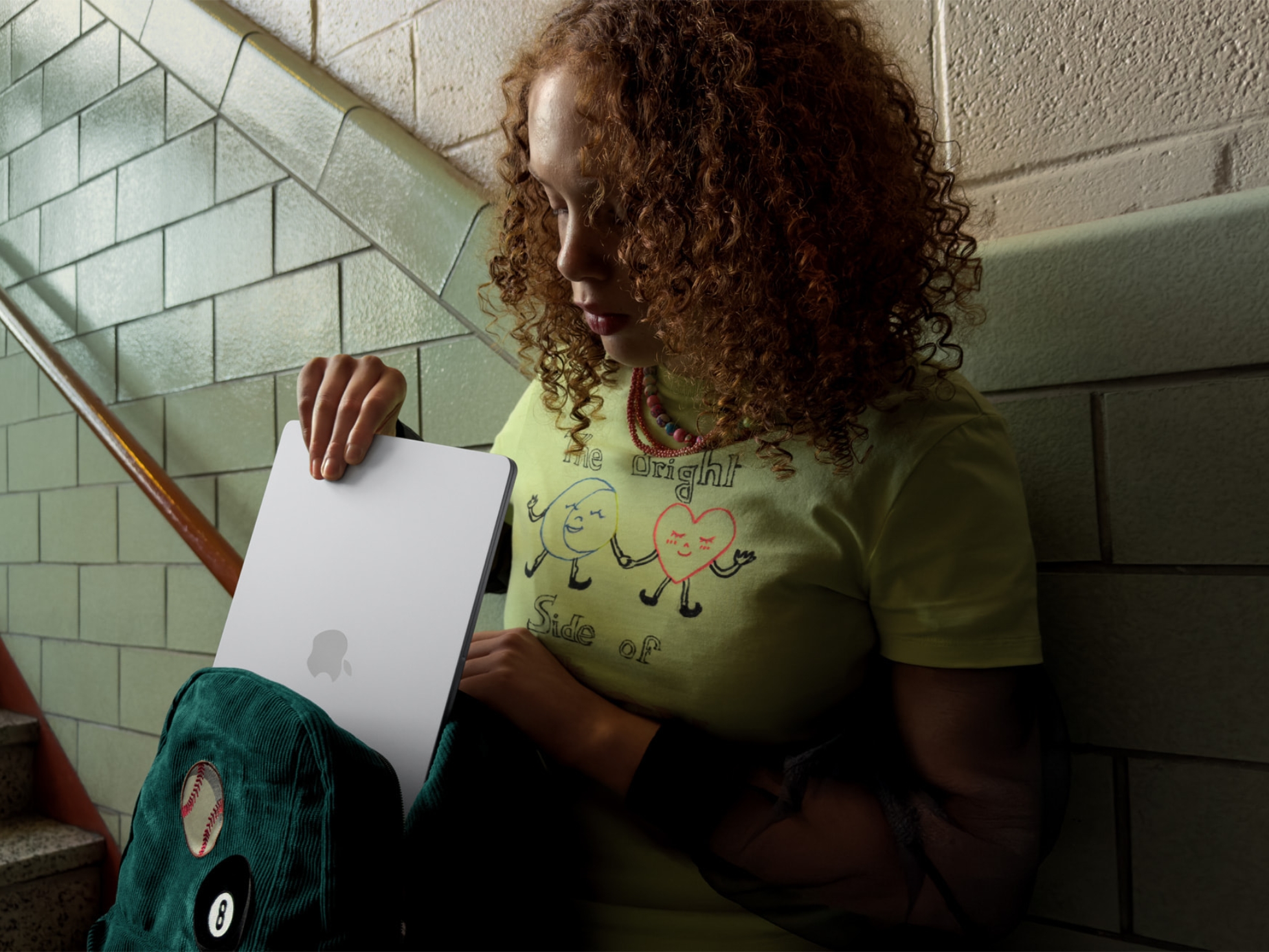 MacBook Air l&agrave; sự kết hợp ho&agrave;n hảo giữa hiệu năng v&agrave; t&iacute;nh di động - Ảnh: Apple.com