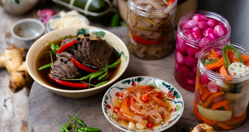 Mâm cúng mùng 1 Tết miền Trung thường có dưa món Mâm cúng mùng 1 Tết miền Trung thường có dưa món