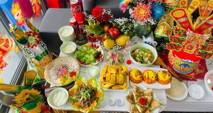 Đặt mâm cúng ông Táo trên bàn cao, trang trọng, cúng vào trước 12h ngày 23 tháng Chạp