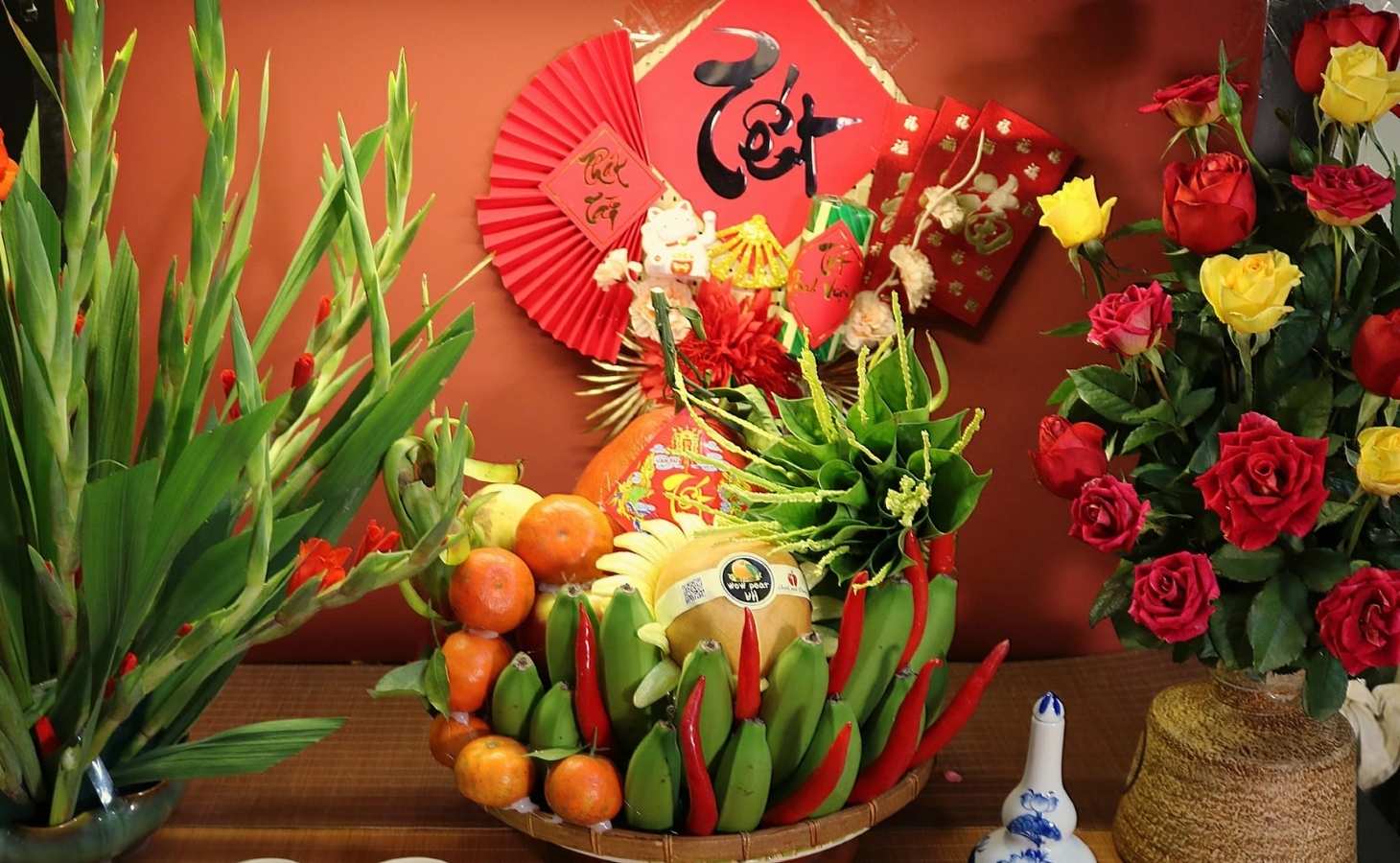 Mâm ngũ quả ngày Tết bày trên bàn thờ gia tiên thể hiện lòng biết ơn và ước nguyện năm mới an lành, đủ đầy, thịnh vượng