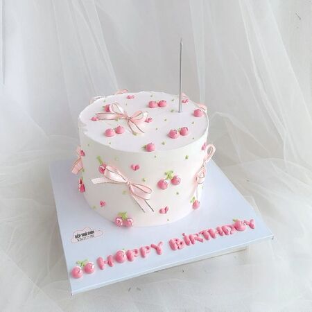 Mẫu bánh sinh nhật bé gái đơn giản 6