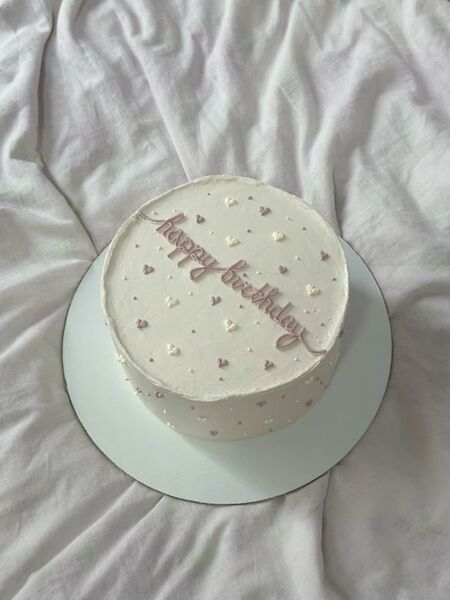 Mẫu bánh sinh nhật bé gái đơn giản 8